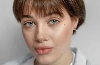 Стрижка на средние вьющиеся волосы с челкой: Создайте неповторимый образ с чарующими вьющимися волосами!