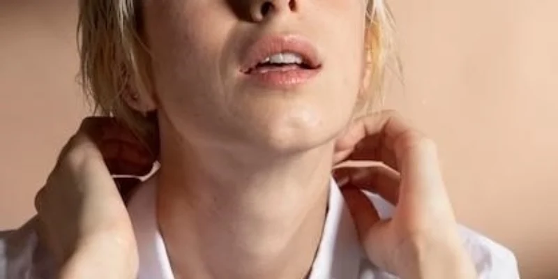 Многослойная стрижка на короткие волосы с челкой: Создайте объем и текстуру с модными стрижками для смелых женщин!