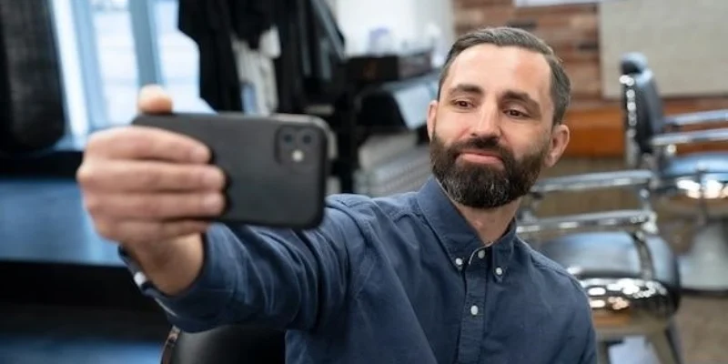 Каре на волнистые волосы с челкой: создайте романтичный и женственный образ