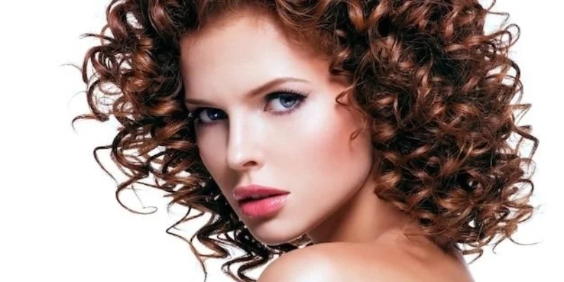 Очаруйте всех с волосами до плеч и челкой: стильные и элегантные стрижки для неповторимого образа!