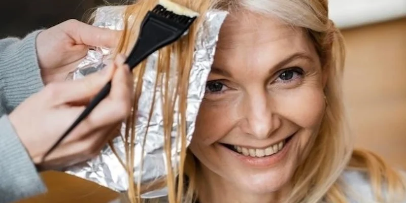 Сделайте свою стрижку самостоятельно: шаг за шагом к красивому каскаду на средние волосы!